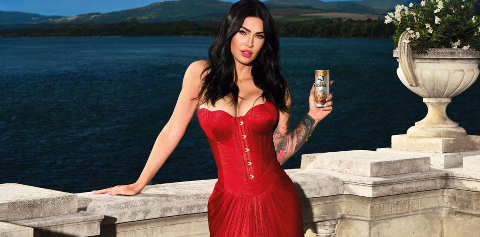 Меган Фокс става лице на HELL Ice Coffee