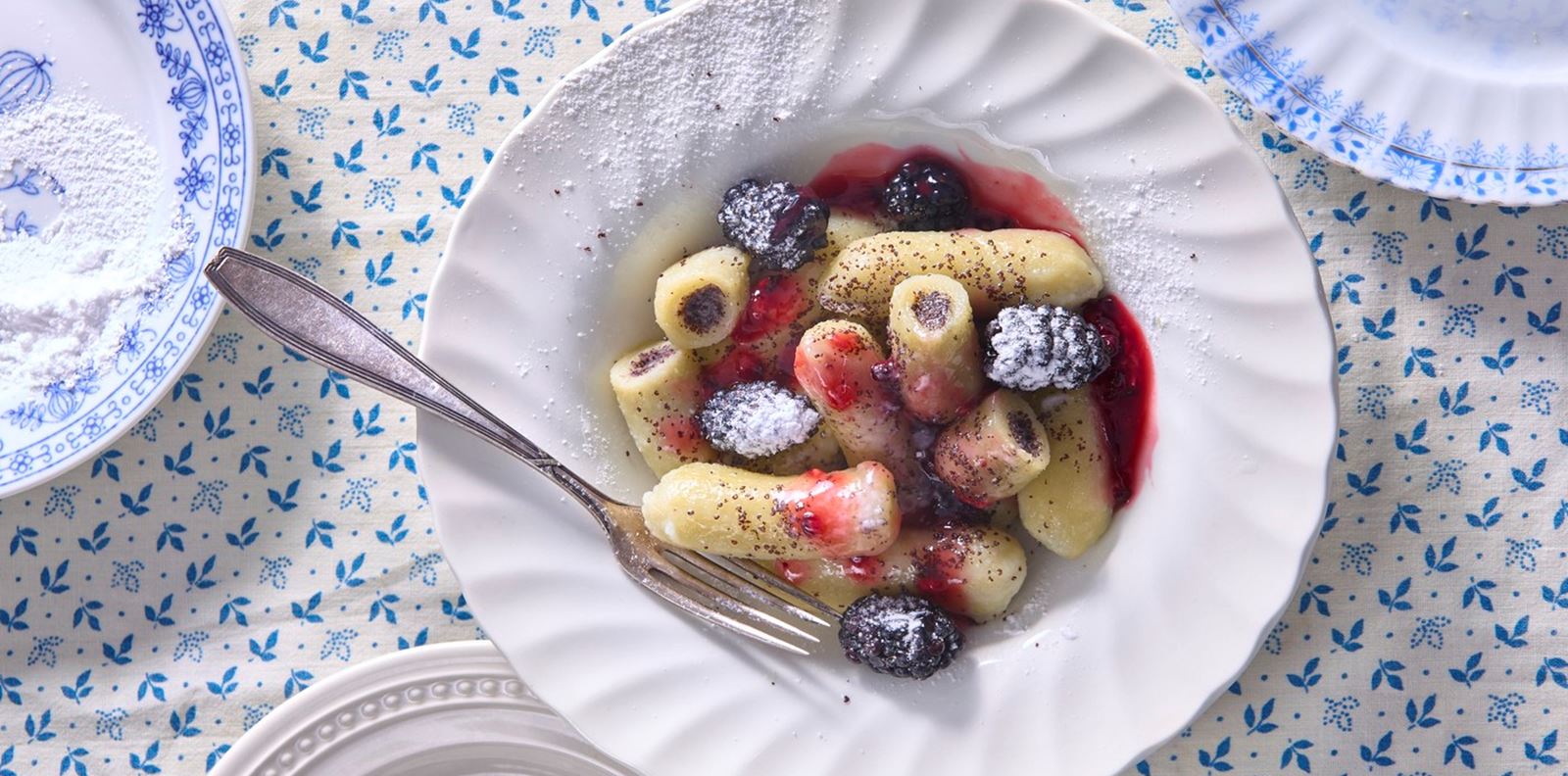 Картофени кнедли с мак и къпинов сос