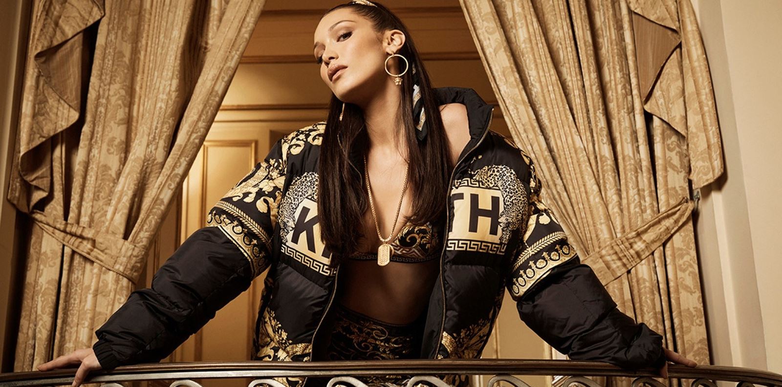 Любимите бели маратонки на Бела Хадид струват точно 100 лв.