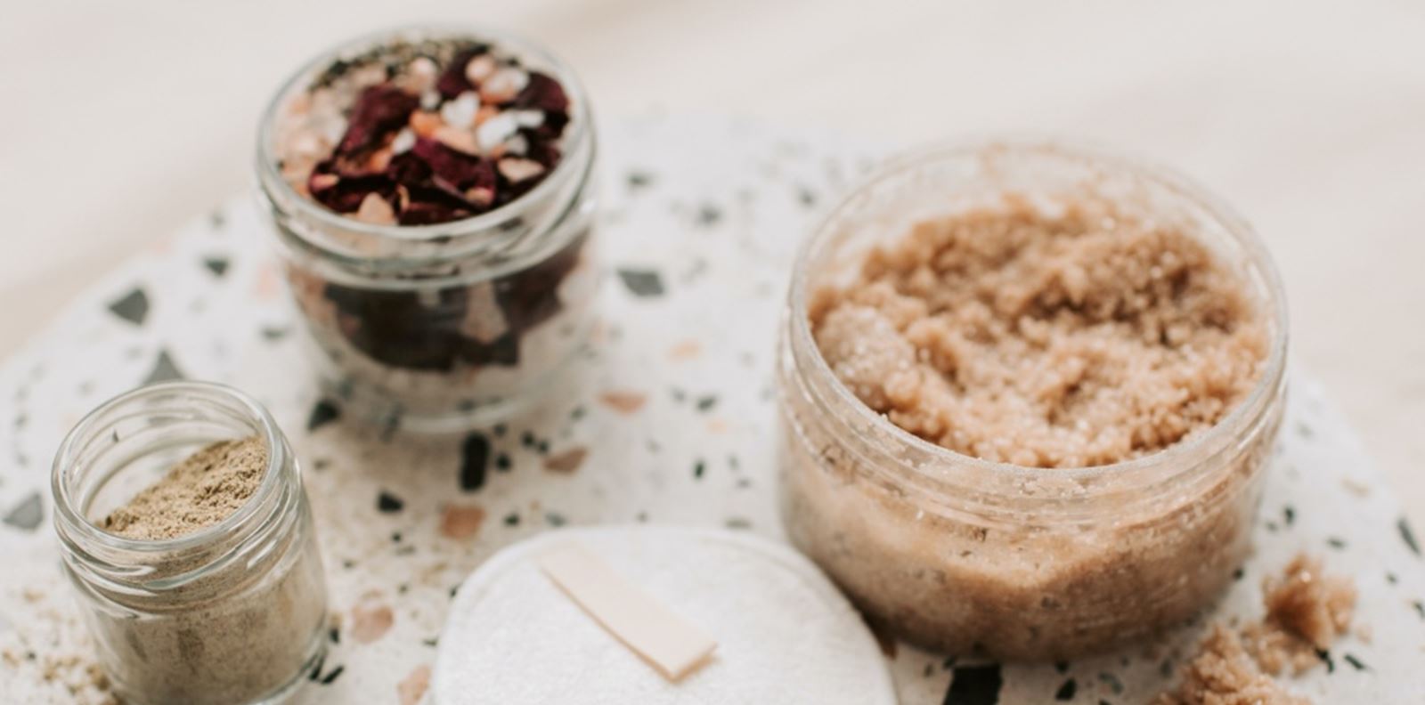 Обновете кожата и изгладете целулита с натурален скраб