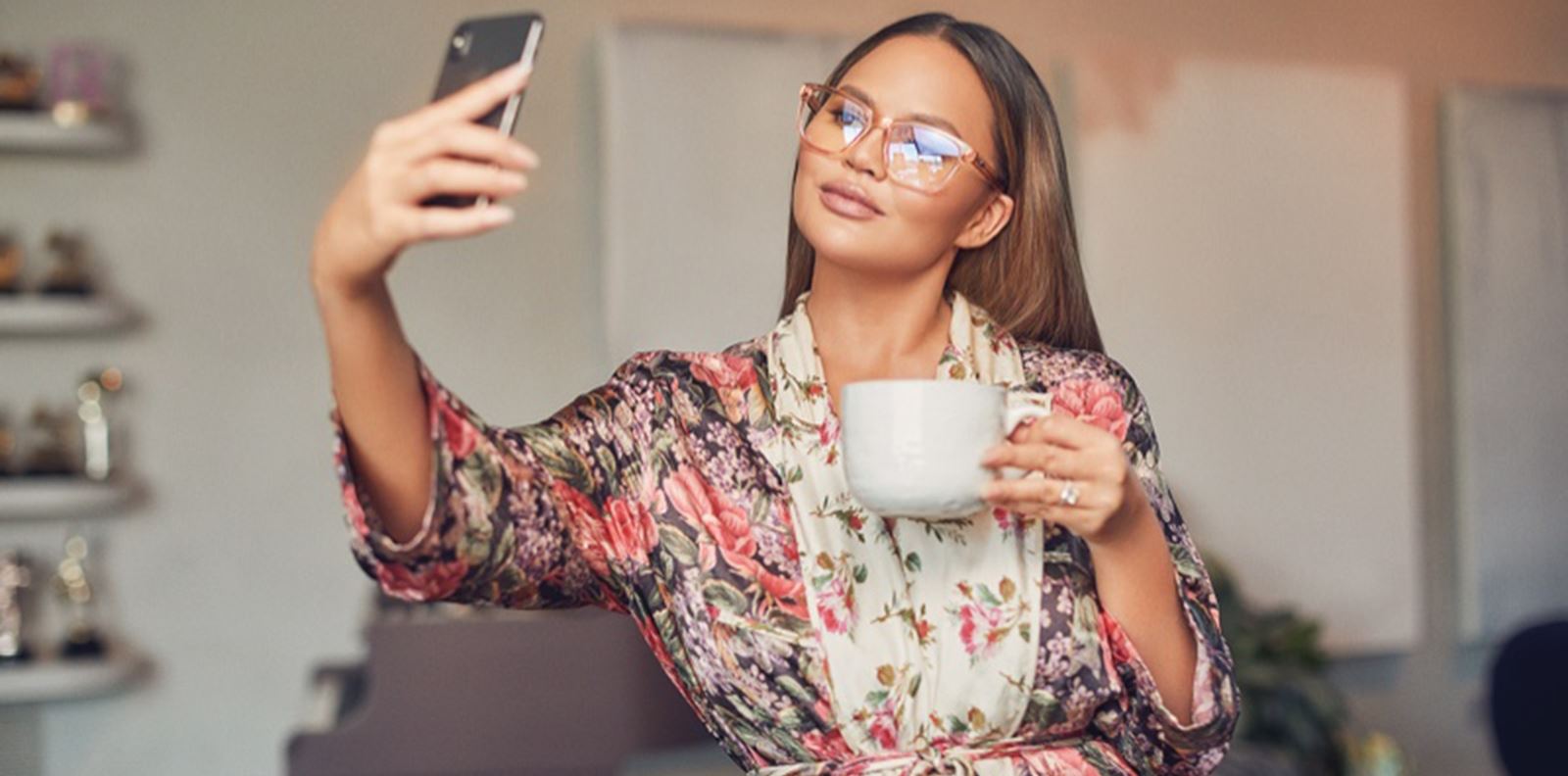 Феновете на Криси Тейгън не са доволни, че тя пие вино за 13 000 долара