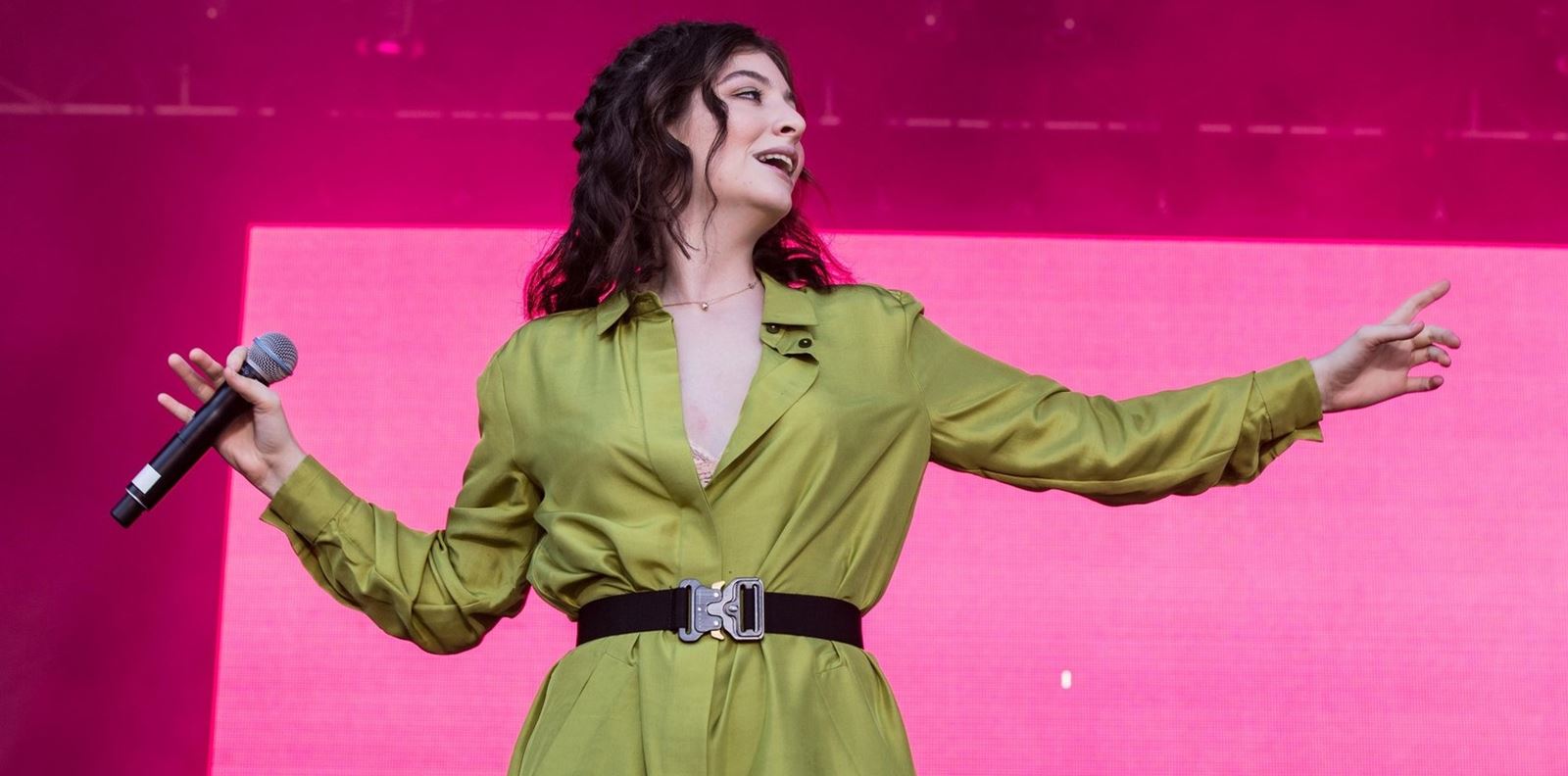 След 4 години музикална пауза, Лорд се завръща