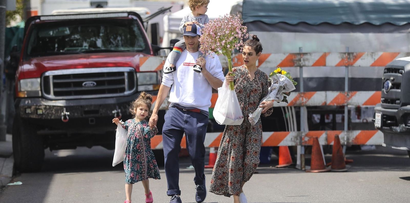 Трябва ли да къпем бебето си често? Мила &amp; Аштън казват „НЕ&quot;