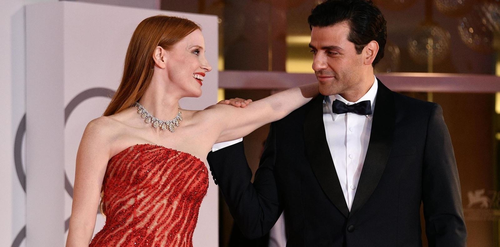 Джесика Частейн обясни целувката от червения килим във Венеция