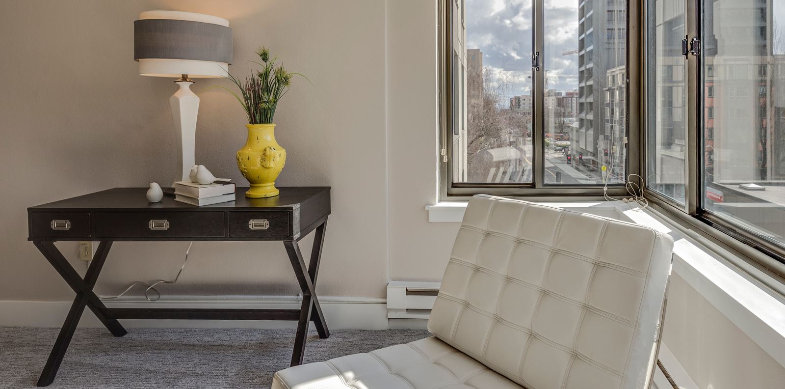 Конзолна маса – свежото интериорно решение за дома