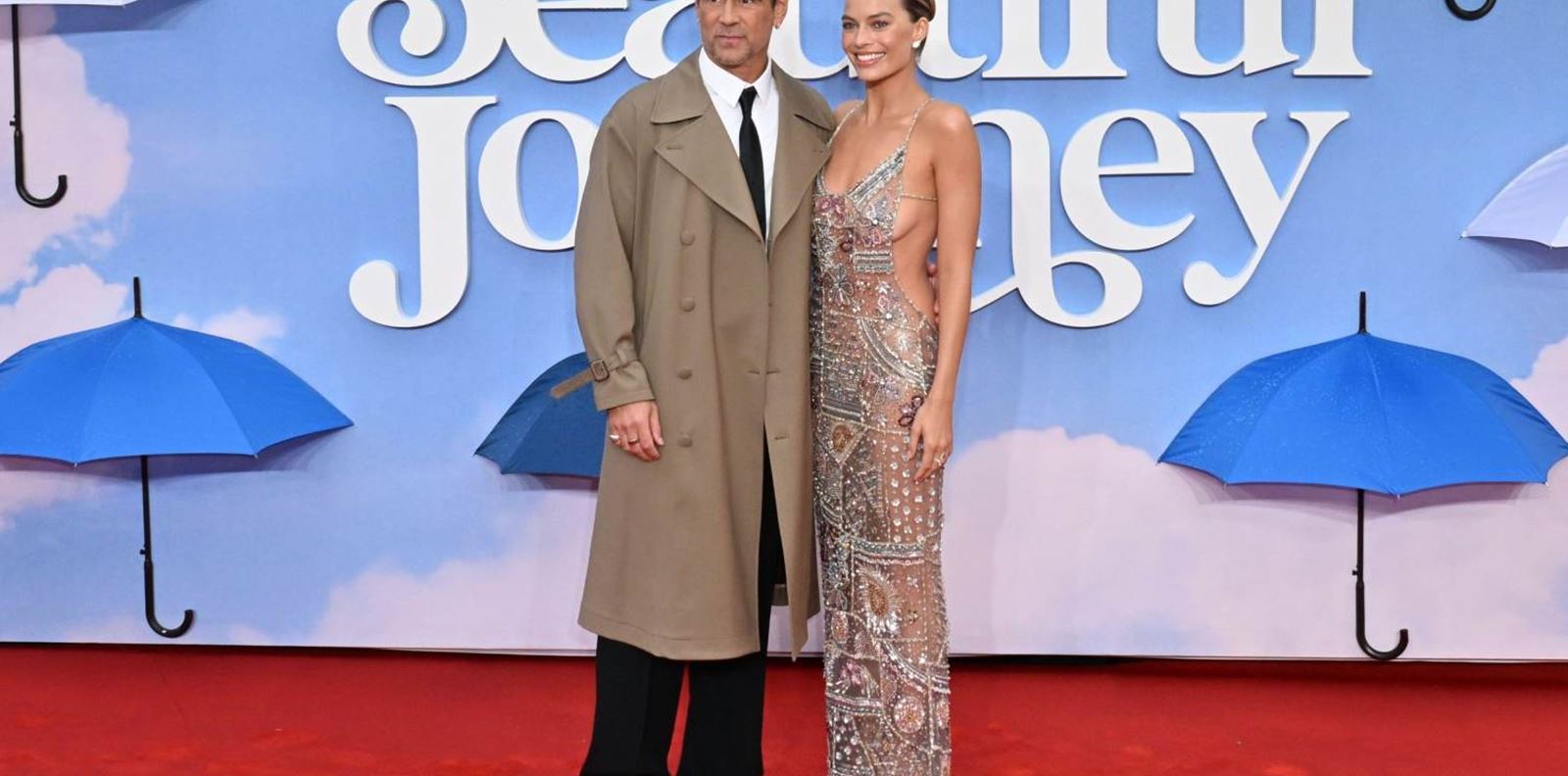 Марго Роби със зашеметяваща поява на червения килим в почти прозрачна рокля