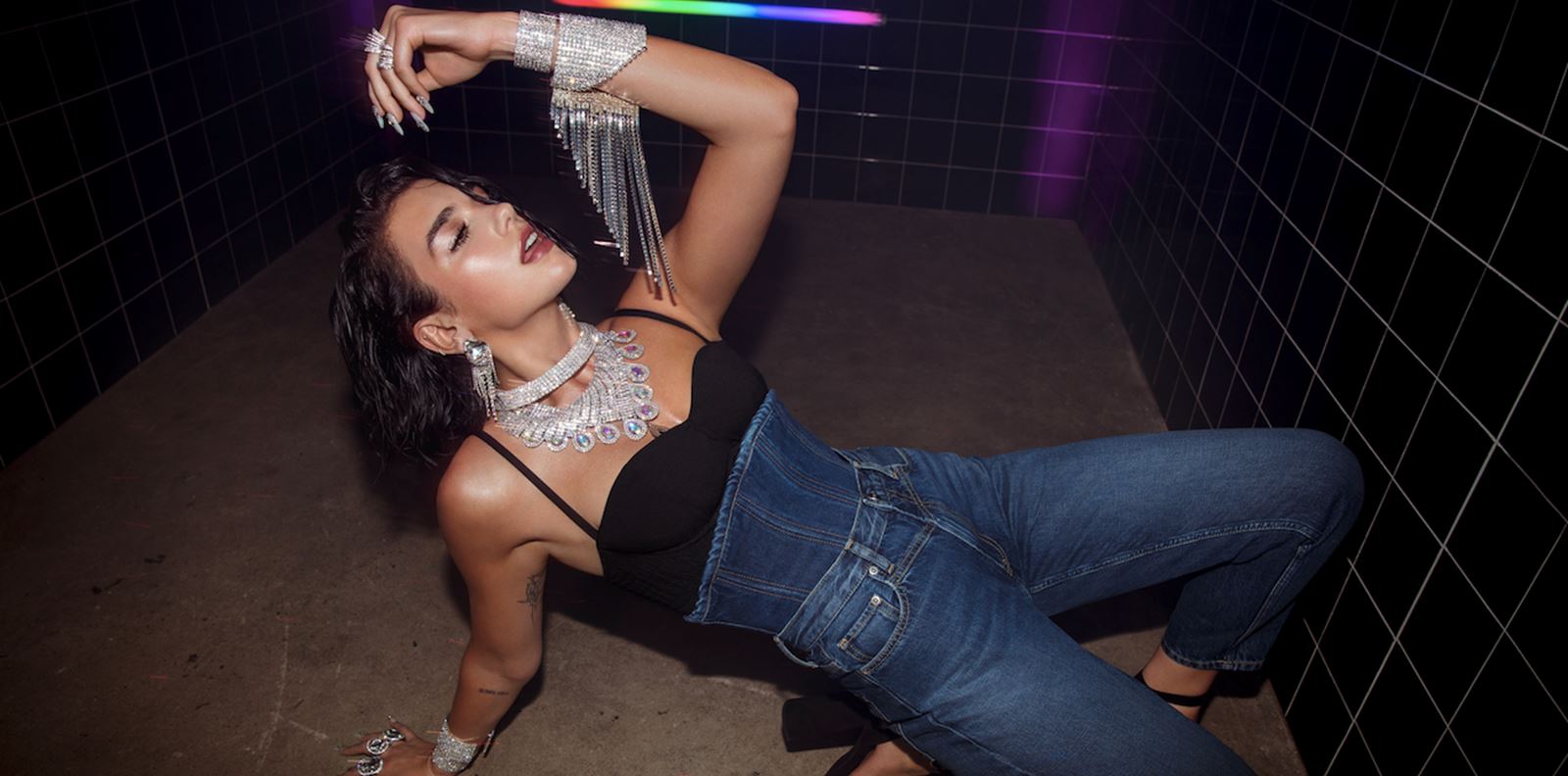 Дуа Липа представя делукс изданието на Future Nostalgia