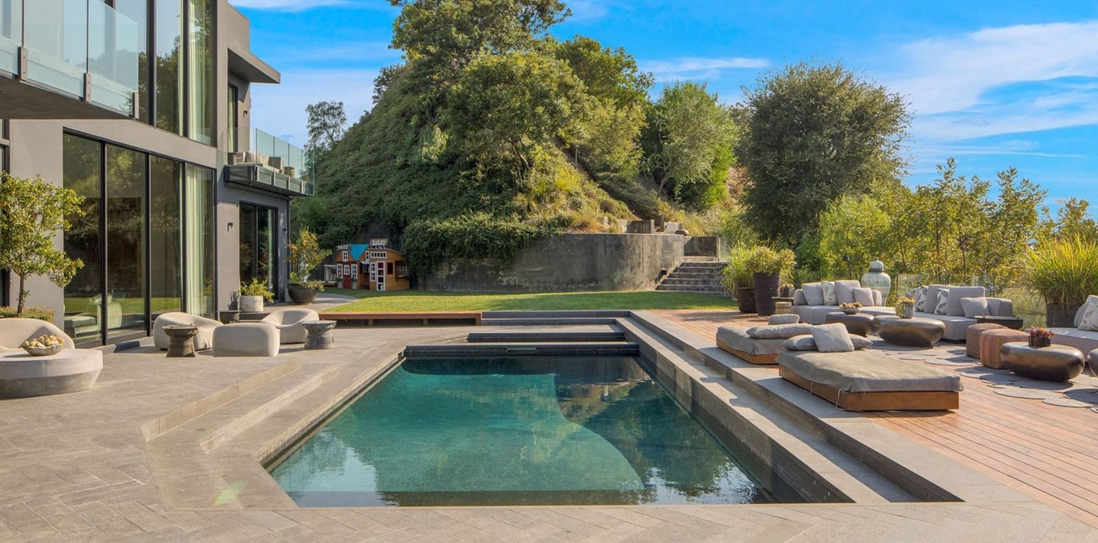 Криси Тейгън и Джон Леджънд продадоха имението си за 17 милиона