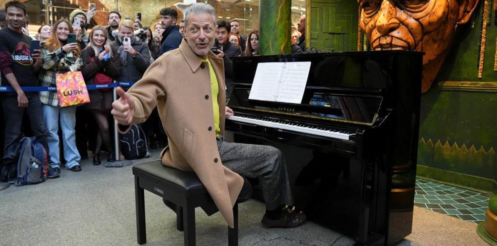 Джеф Голдблум изненада пътниците на гарата в Лондон