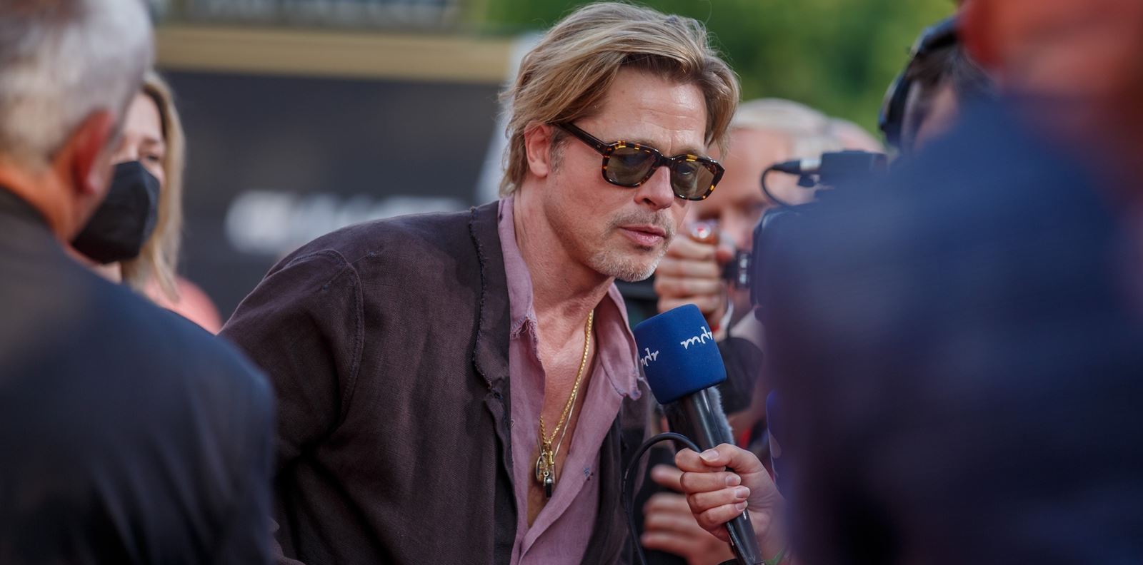 Всички в интернет говорят за полата на Брад Пит