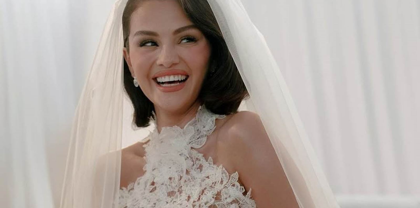 Селена Гомес омагьоса с три различни визии на сватбата си