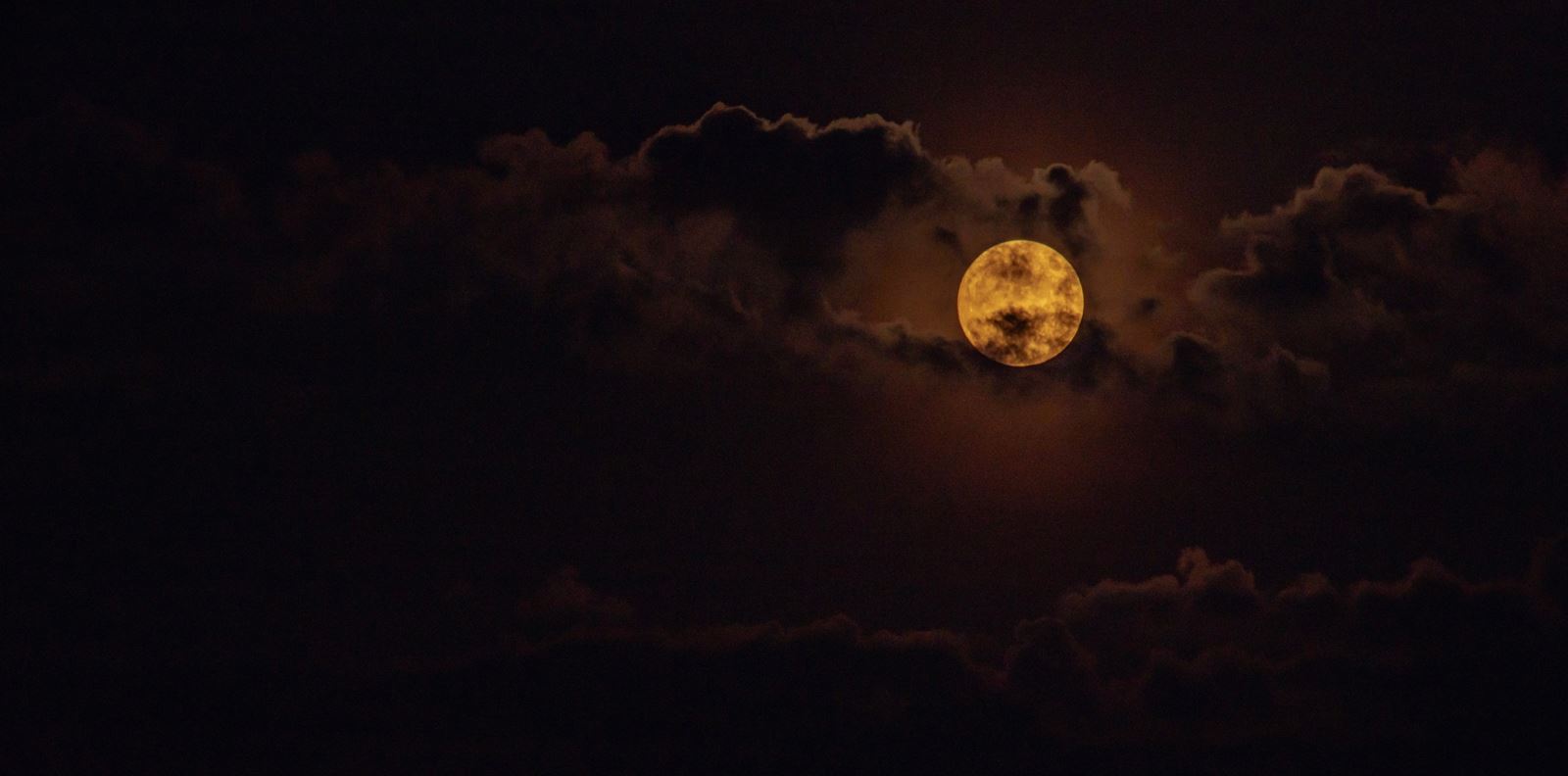 Какво да очакваме по време на Ягодовото пълнолуние днес?