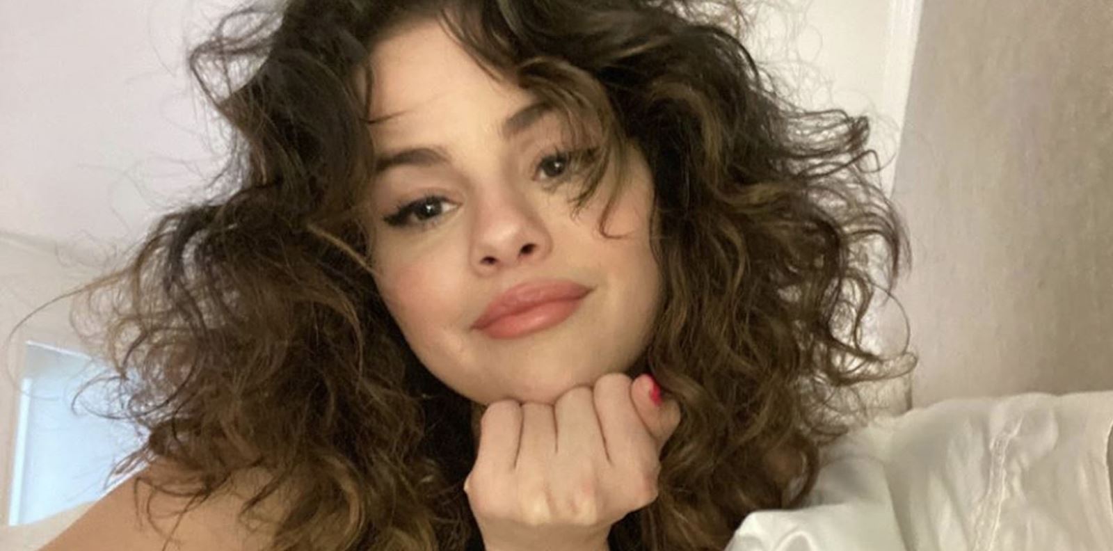 Селена Гомес отпразнува Rare Beauty без капка грим