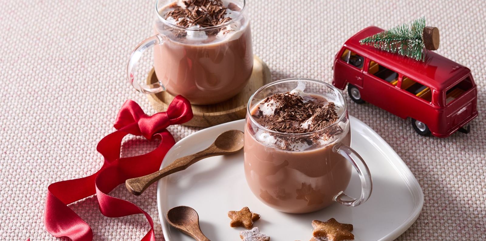 Домашен горещ шоколад с бита сметана