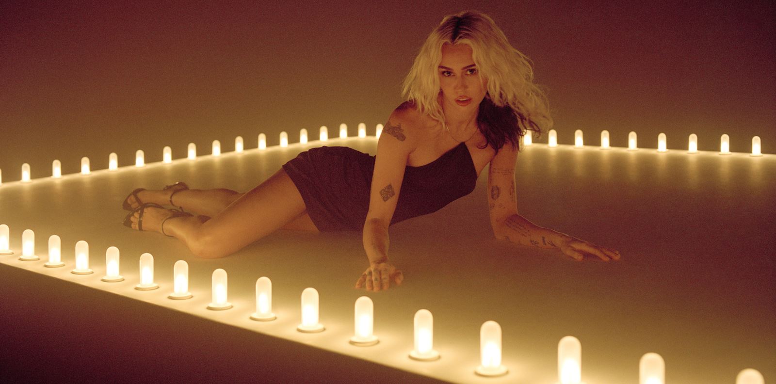 Майли Сайръс иска да чуете историята зад &quot;River&quot;