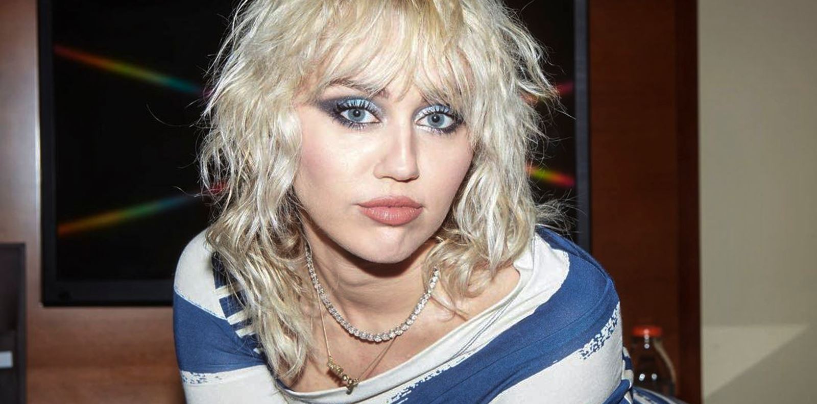 &quot;Plastic Hearts&quot; на Майли Сайръс продължава да чупи рекорди