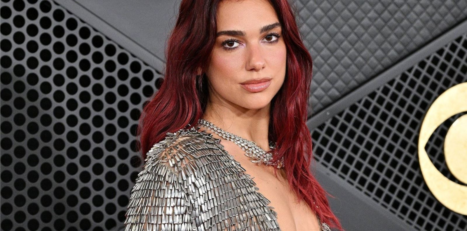 Кой е тайнственият мъж до Дуа Липа на Грамитата?