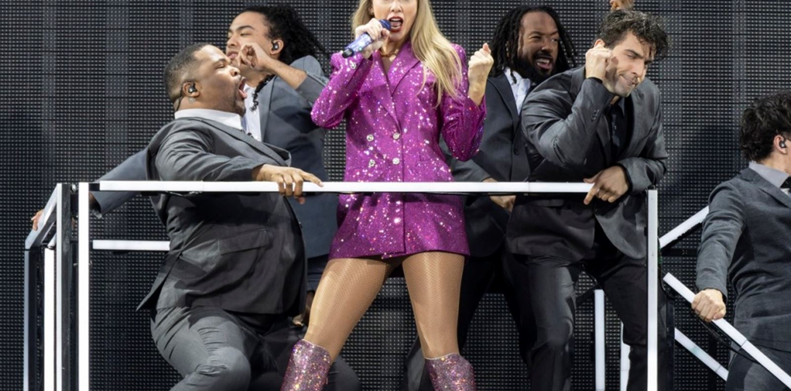 Травис Келси със специална роля в концерта на Тейлър Суифт