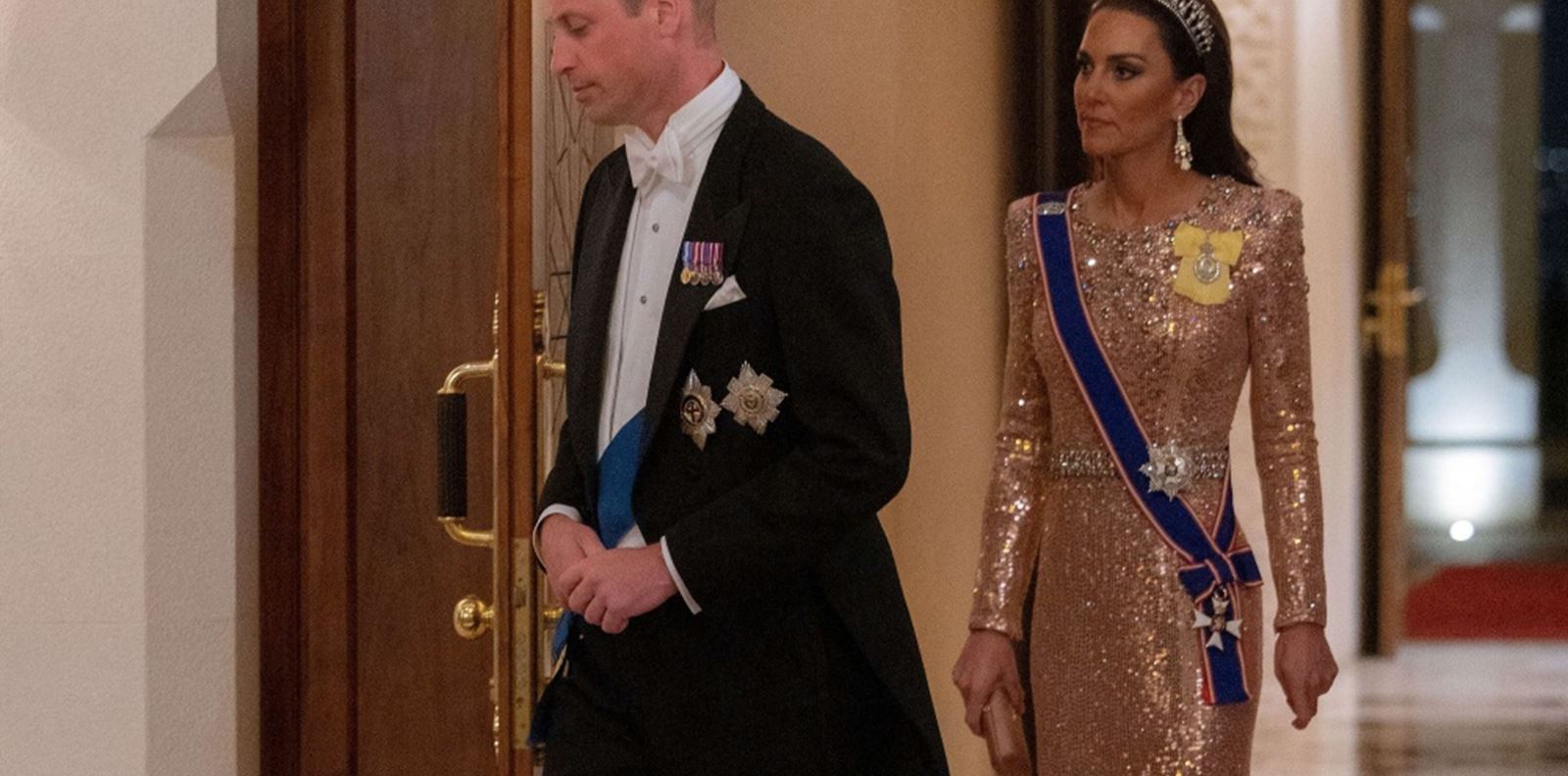 Кейт Мидълтън грее в разкошна рокля в розово злато