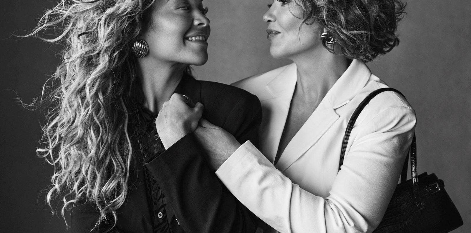 Рита Ора и нейната майка рамо до рамо в зашеметяваща фотосесия