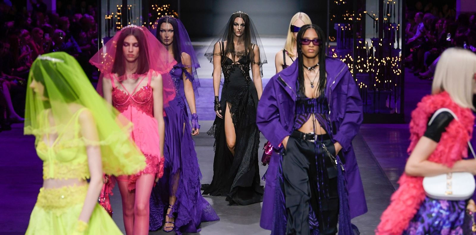 Versace S/S 2023: Гръндж, пънк и Парис Хилтън