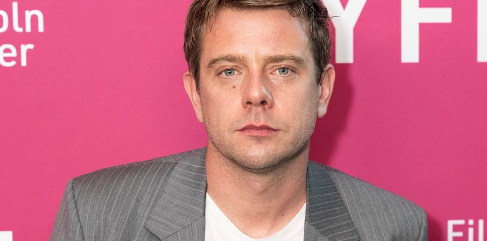 Dior поверява дамската си идентичност на Андерсън