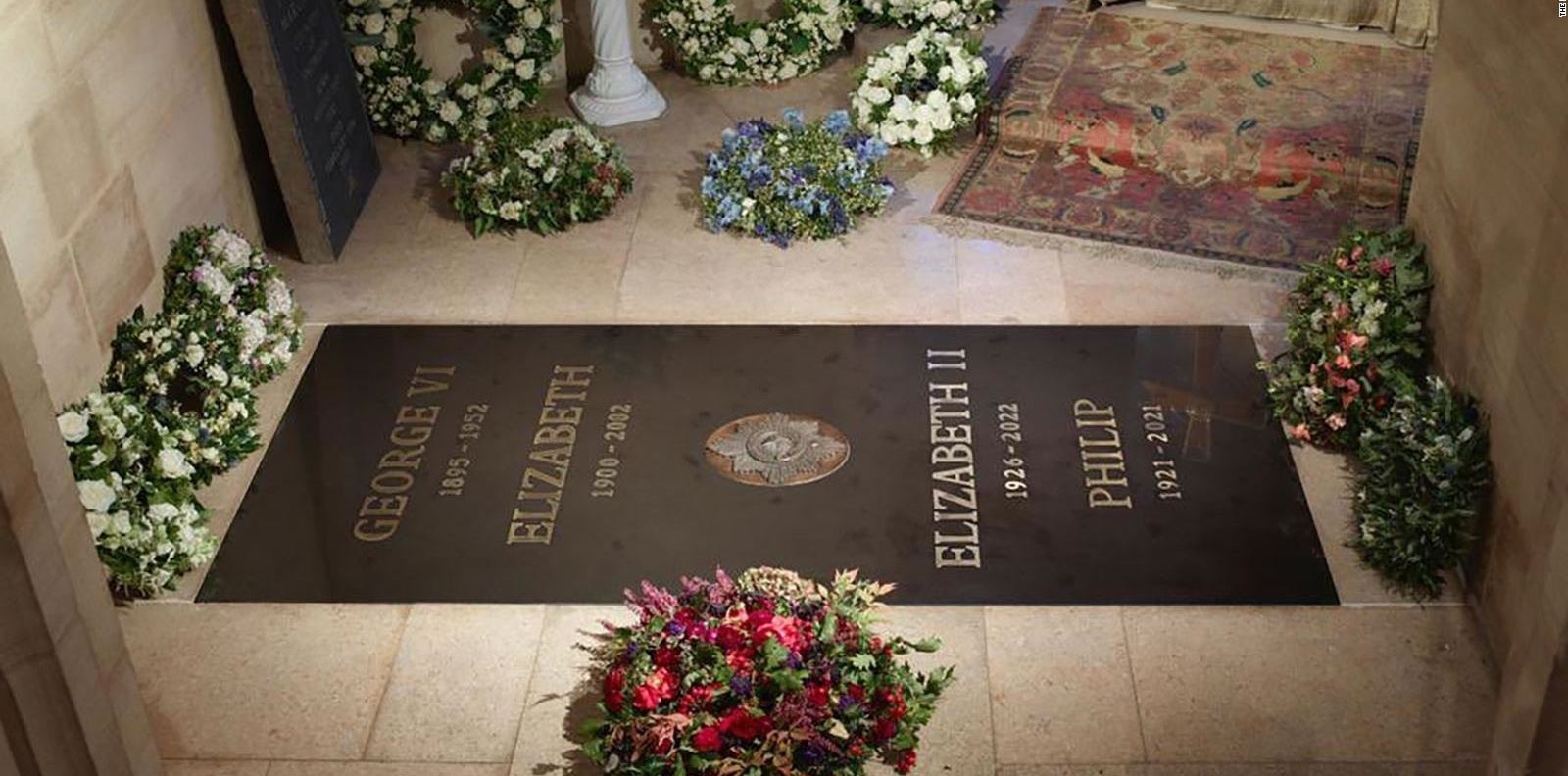 Тялото на кралица Елизабет II официално лежи до принц Филип
