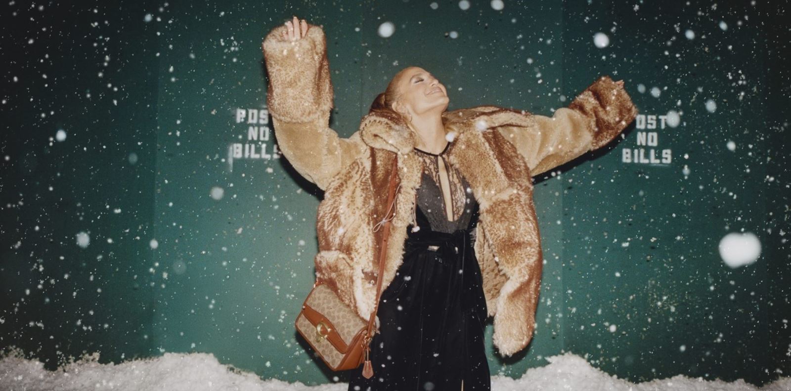 Дженифър Лопес посреща Коледа с Coach