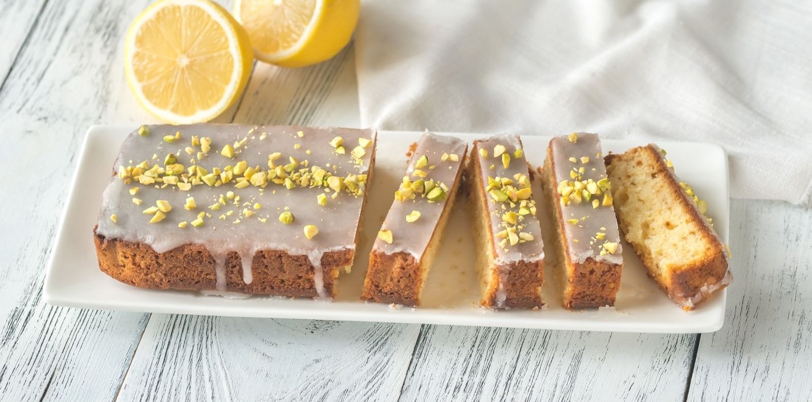 Кулинарен уикенд: Лесен лимонов кейк с шамфъстъци