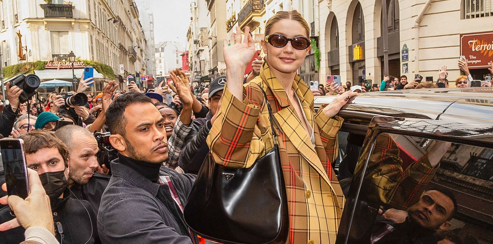 Джиджи Хадид дарява приходите си от Седмицата на модата за Украйна