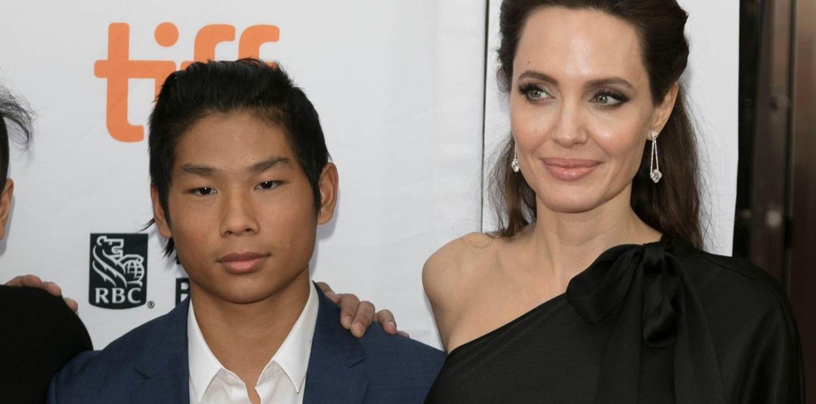 Анджелина Джоли в паника заради бурния живот на сина си Пакс