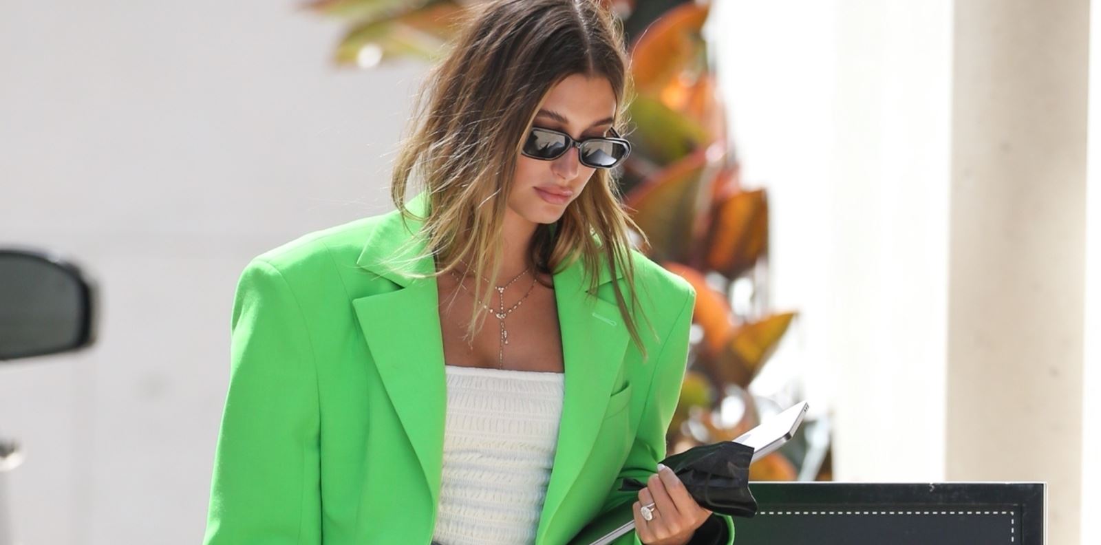 Steal Her Style: Хейли Бийбър и един неонов блейзър