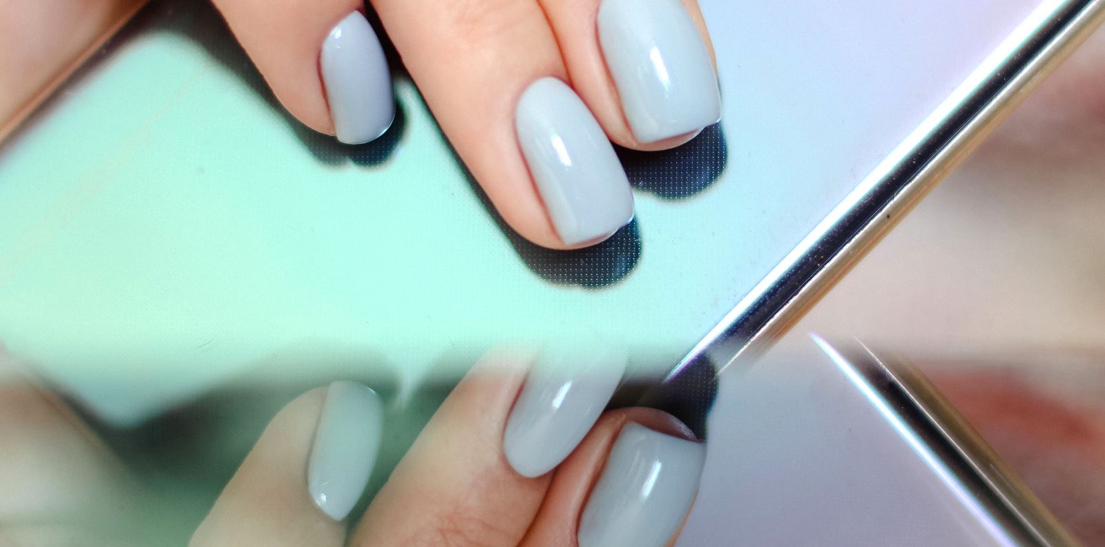 10 страхотни (и много лесни) идеи за морскосин маникюр