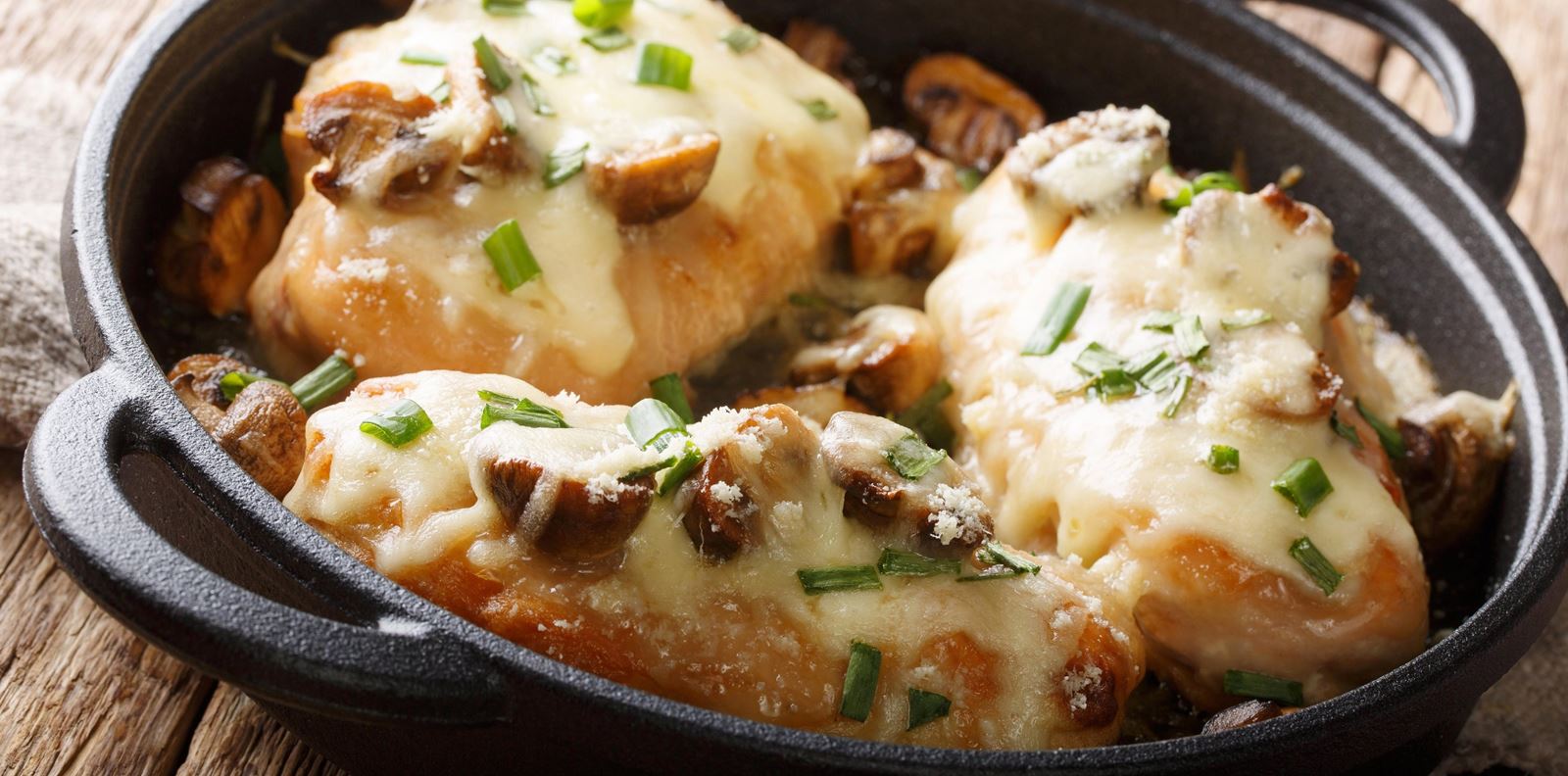 Пилешко филе с моцарела и гъби