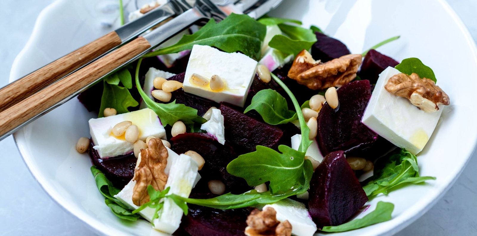 Салата с печено цвекло и козе сирене