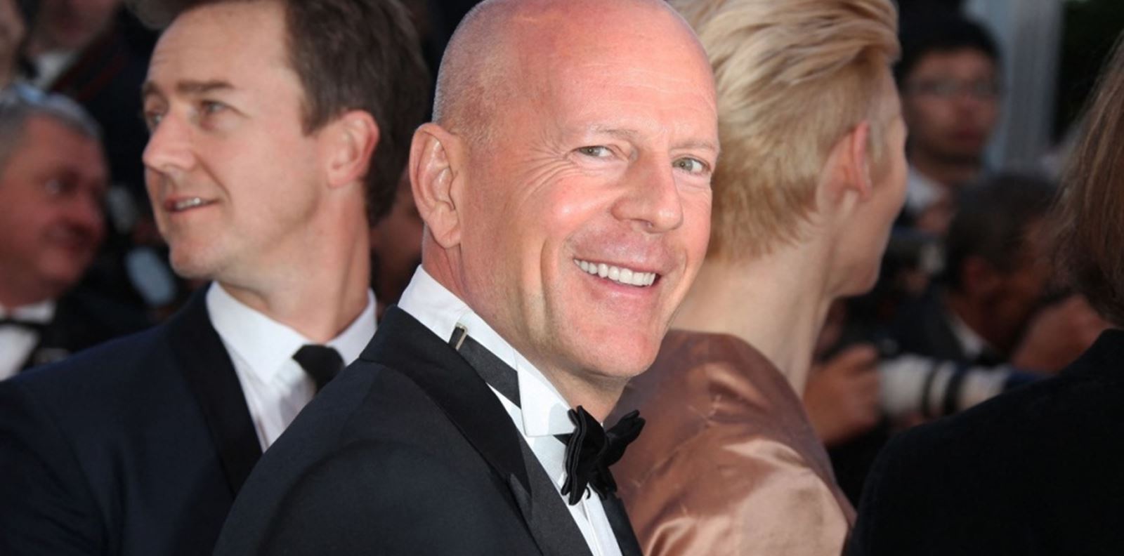 Непобедимите подават ръка на Брус Уилис