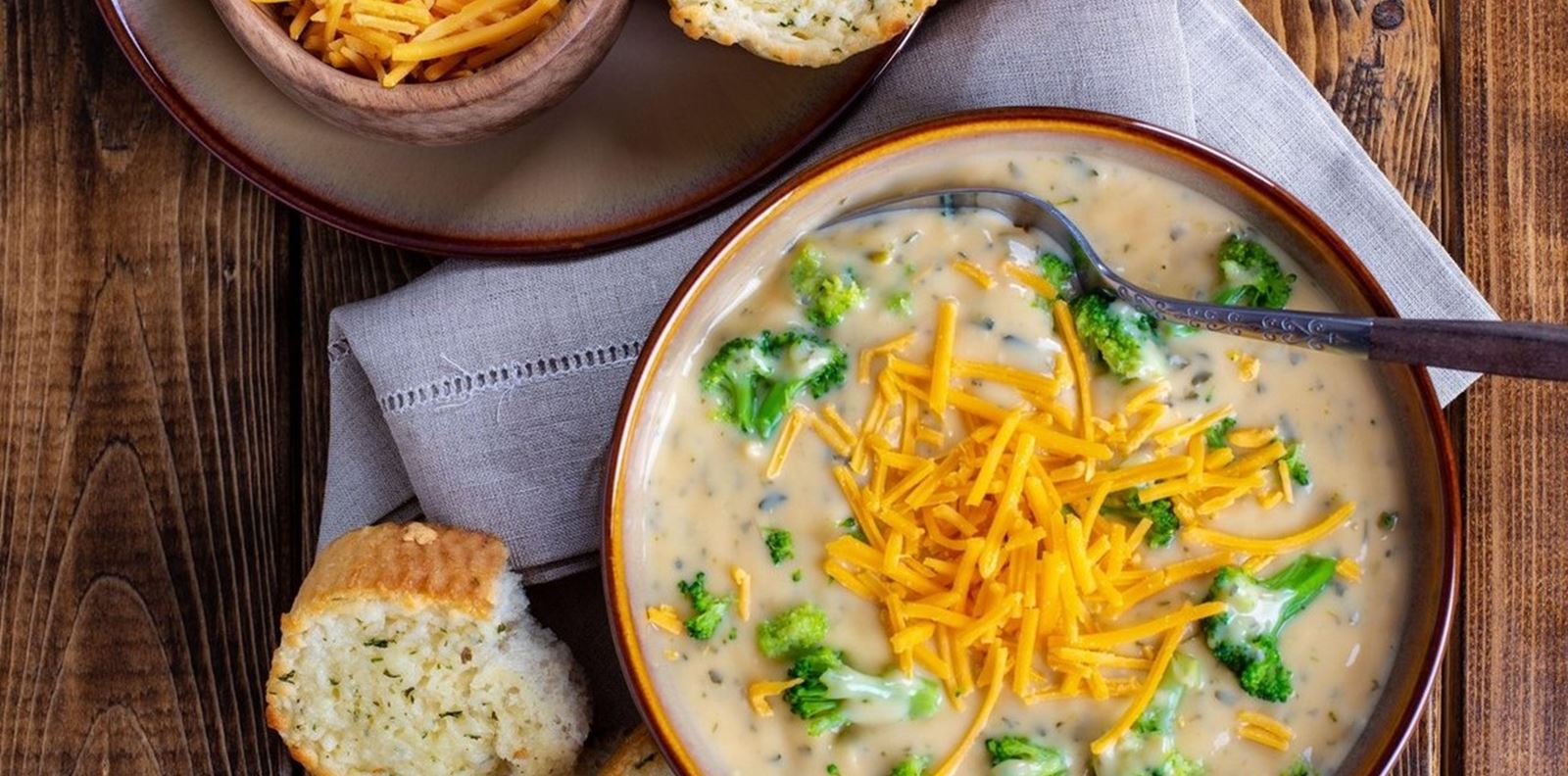 Домашна крем супа с броколи и чедър