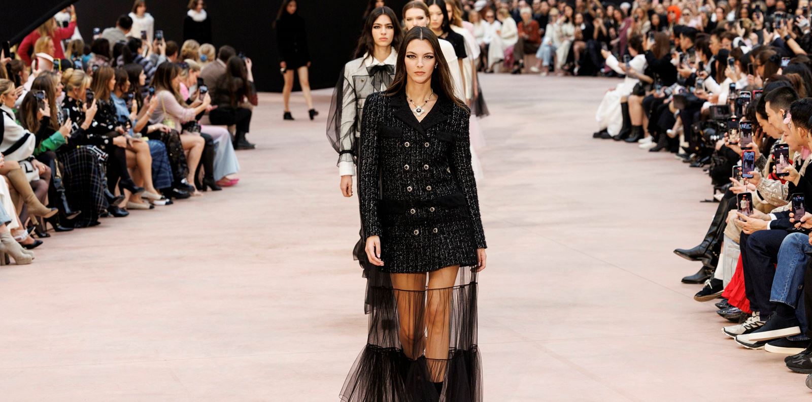 Chanel: Вечната елегантност на модата, която не остарява