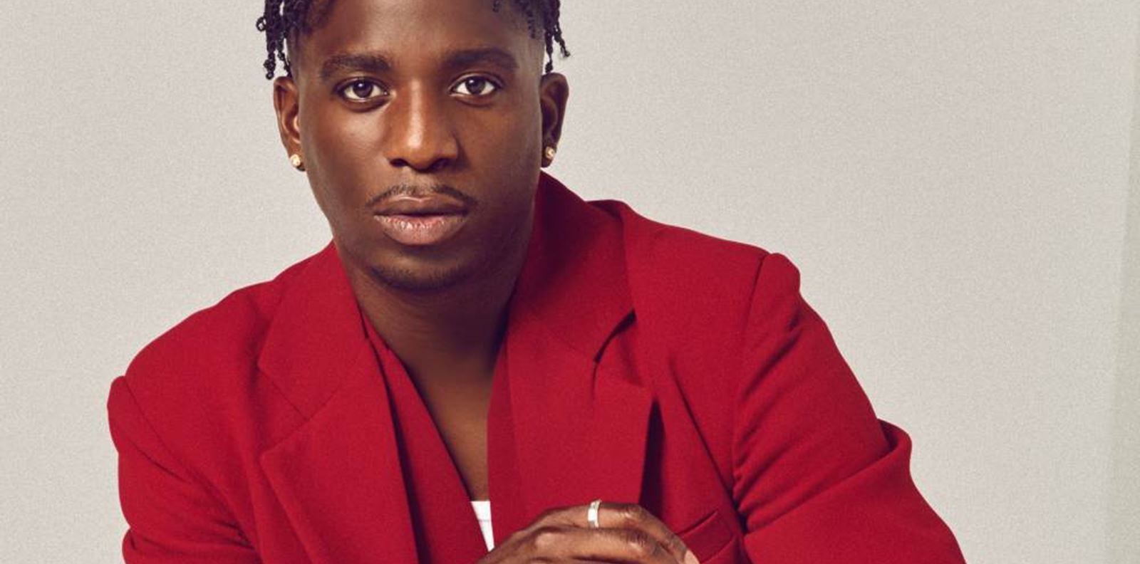 Джулиен от Emily in Paris – откровено и ексклузивно за GRAZIA България