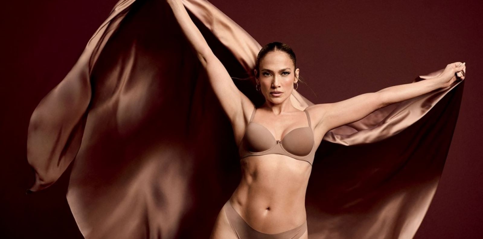 Дженифър Лопес в гореща фотосесия за новата колекция на Intimissimi