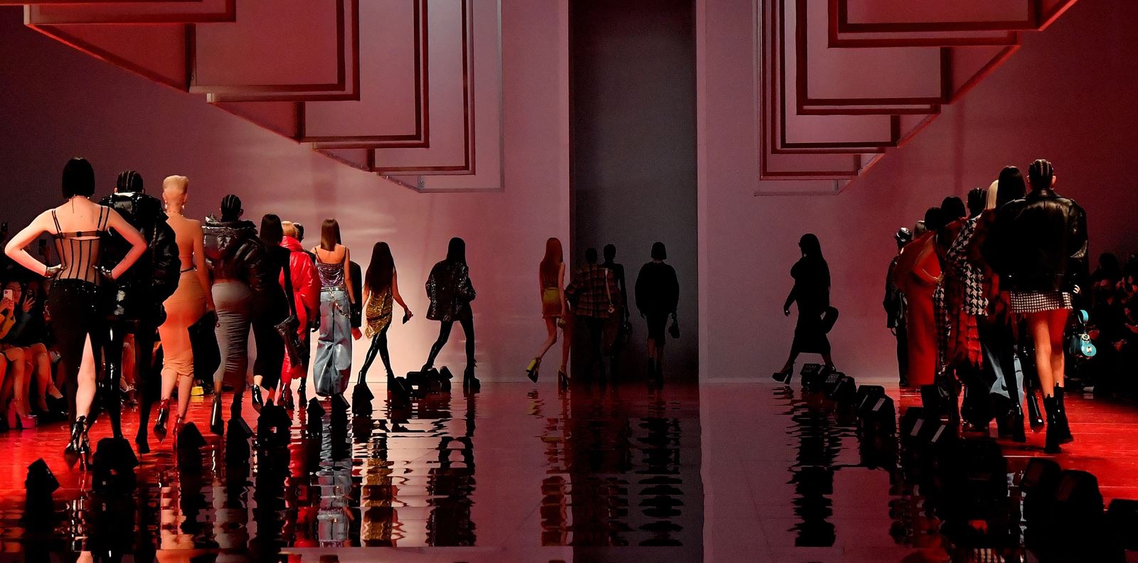 Само IT момичетата имат място в клуба на Versace