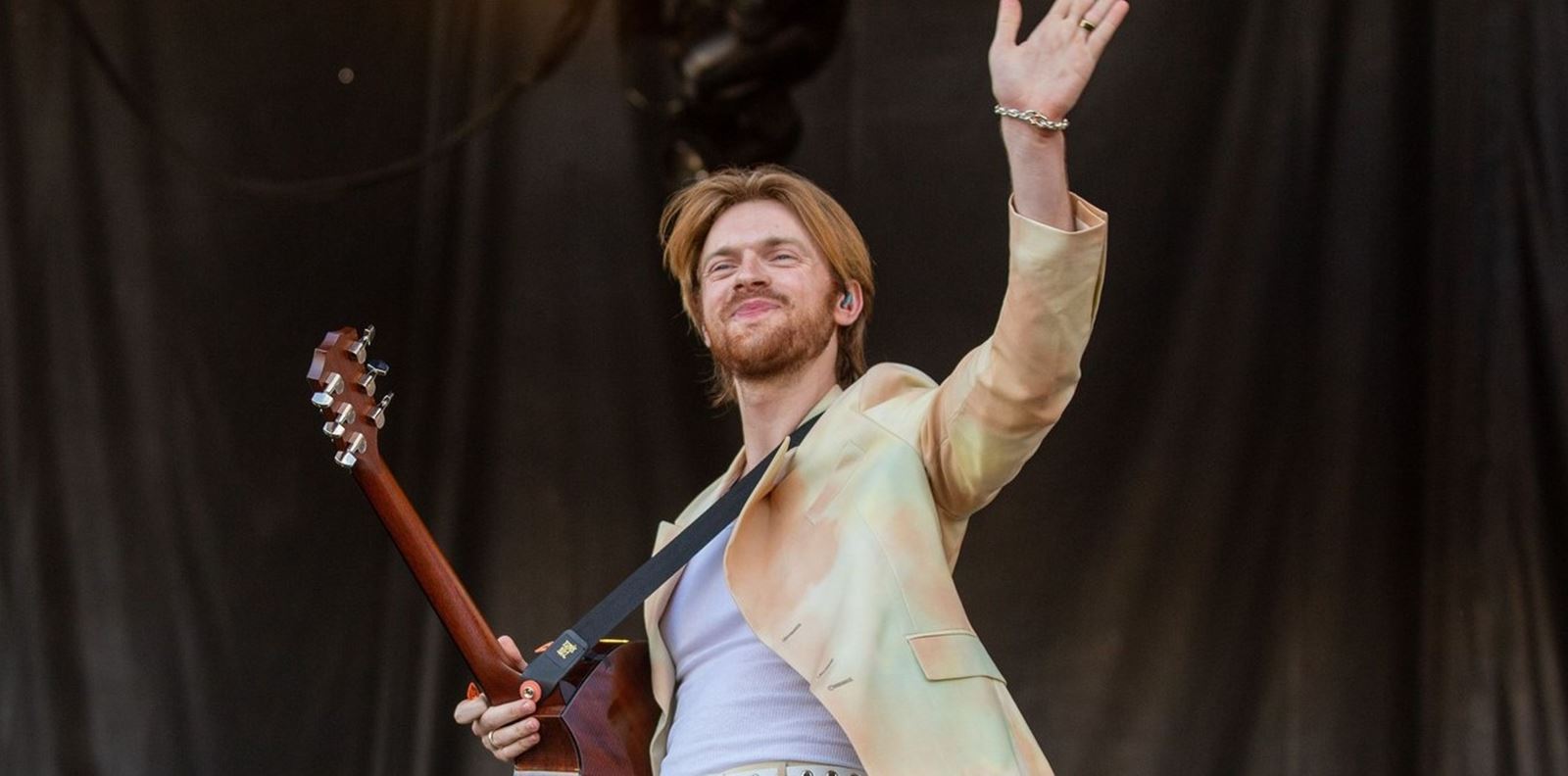 Братът на Били Айлиш представи дебютния си албум