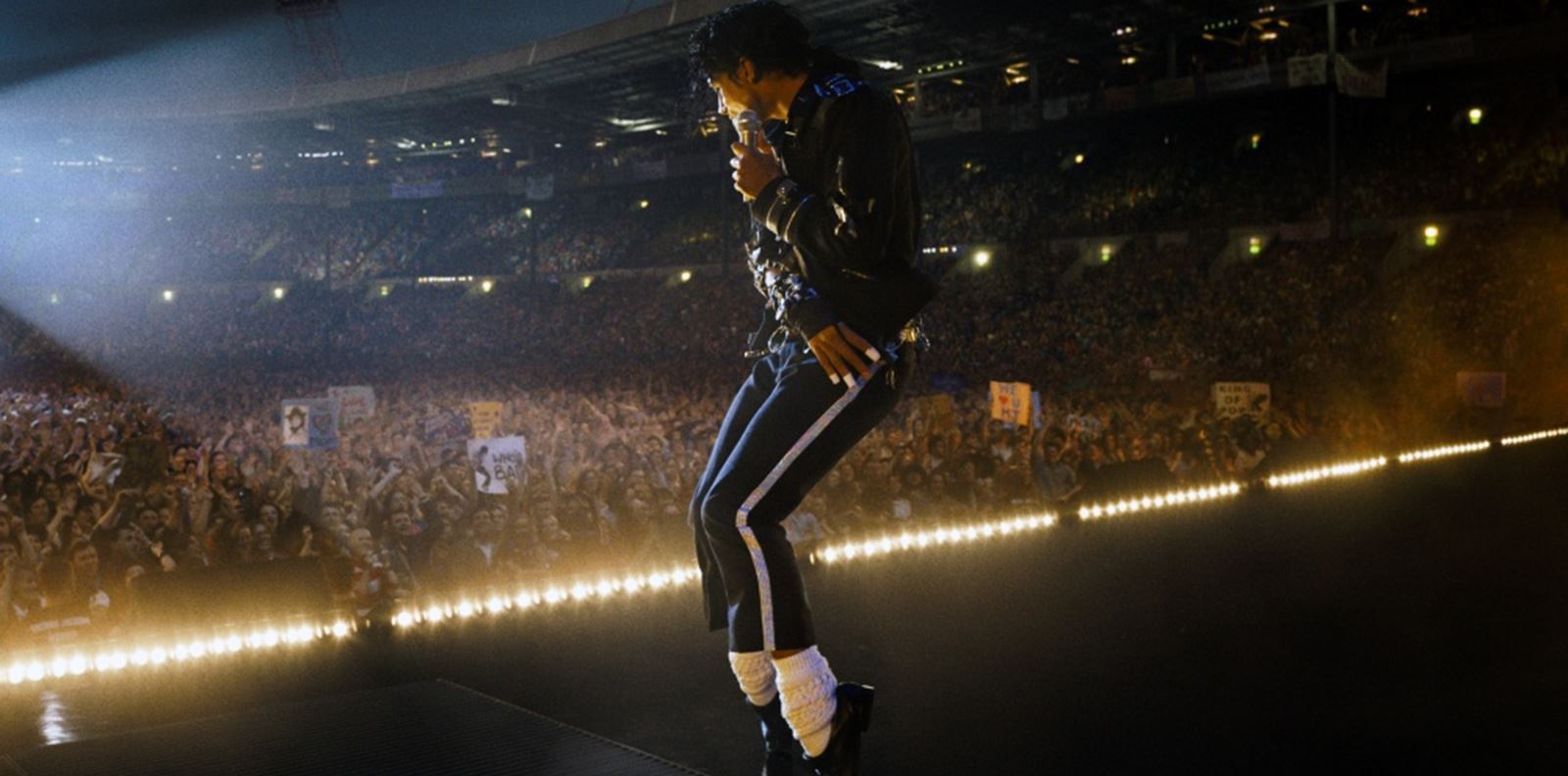 Кралят на попа оживява на големия екран през април