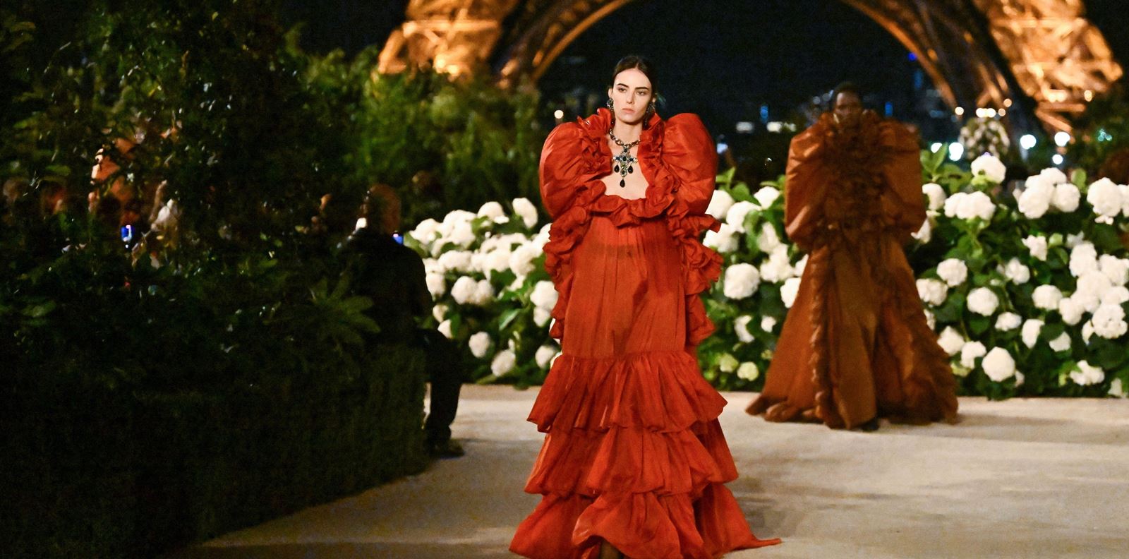 Saint Laurent представя ключовите модни тенденции за пролет-лято 2026 в Париж