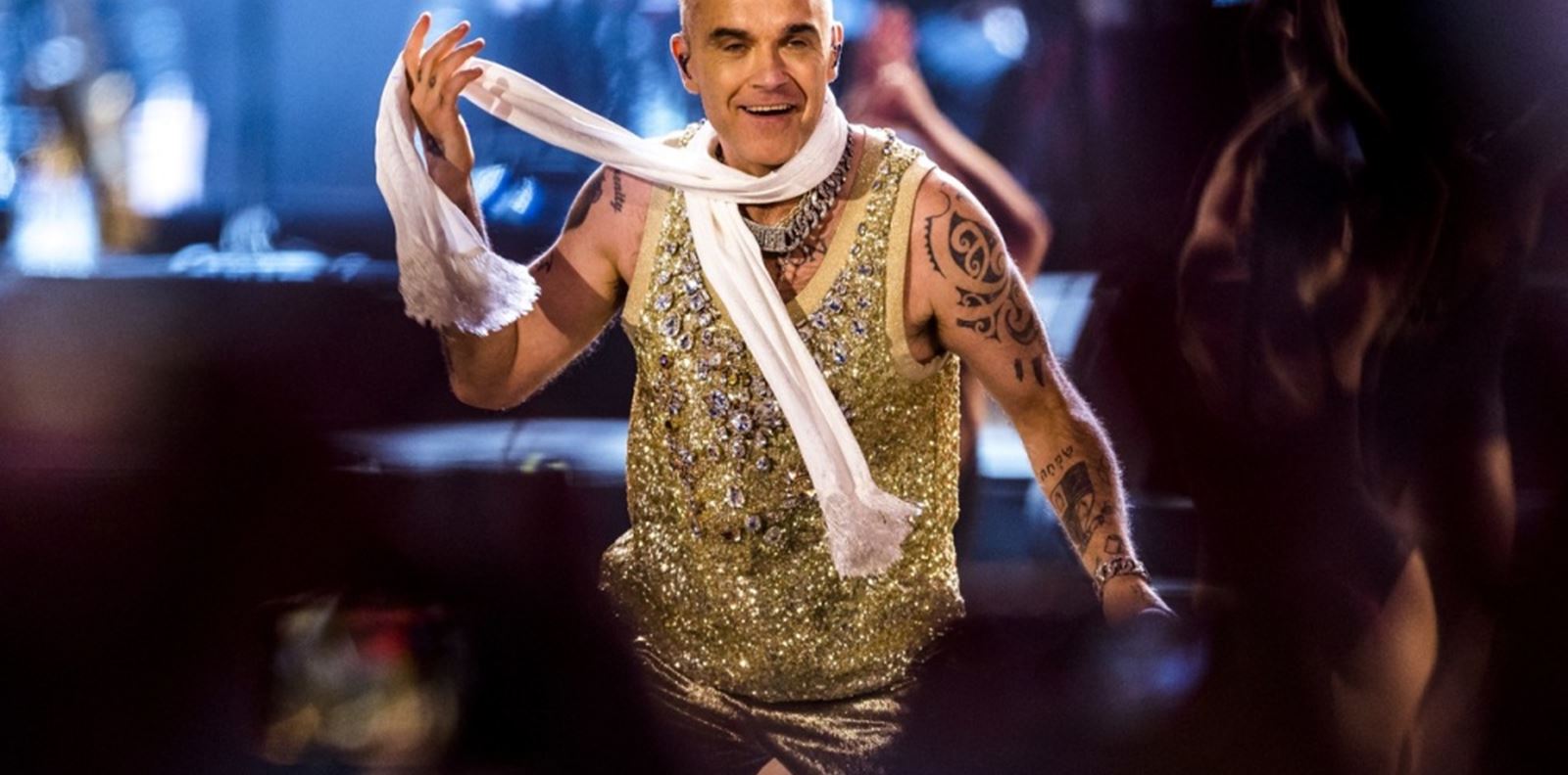 Роби Уилямс се свлече на земята по време на концерт