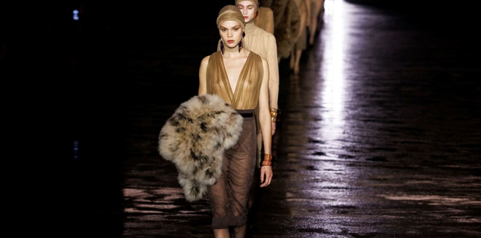 Секси зима от Yves Saint Laurent на Седмица на модата в Париж