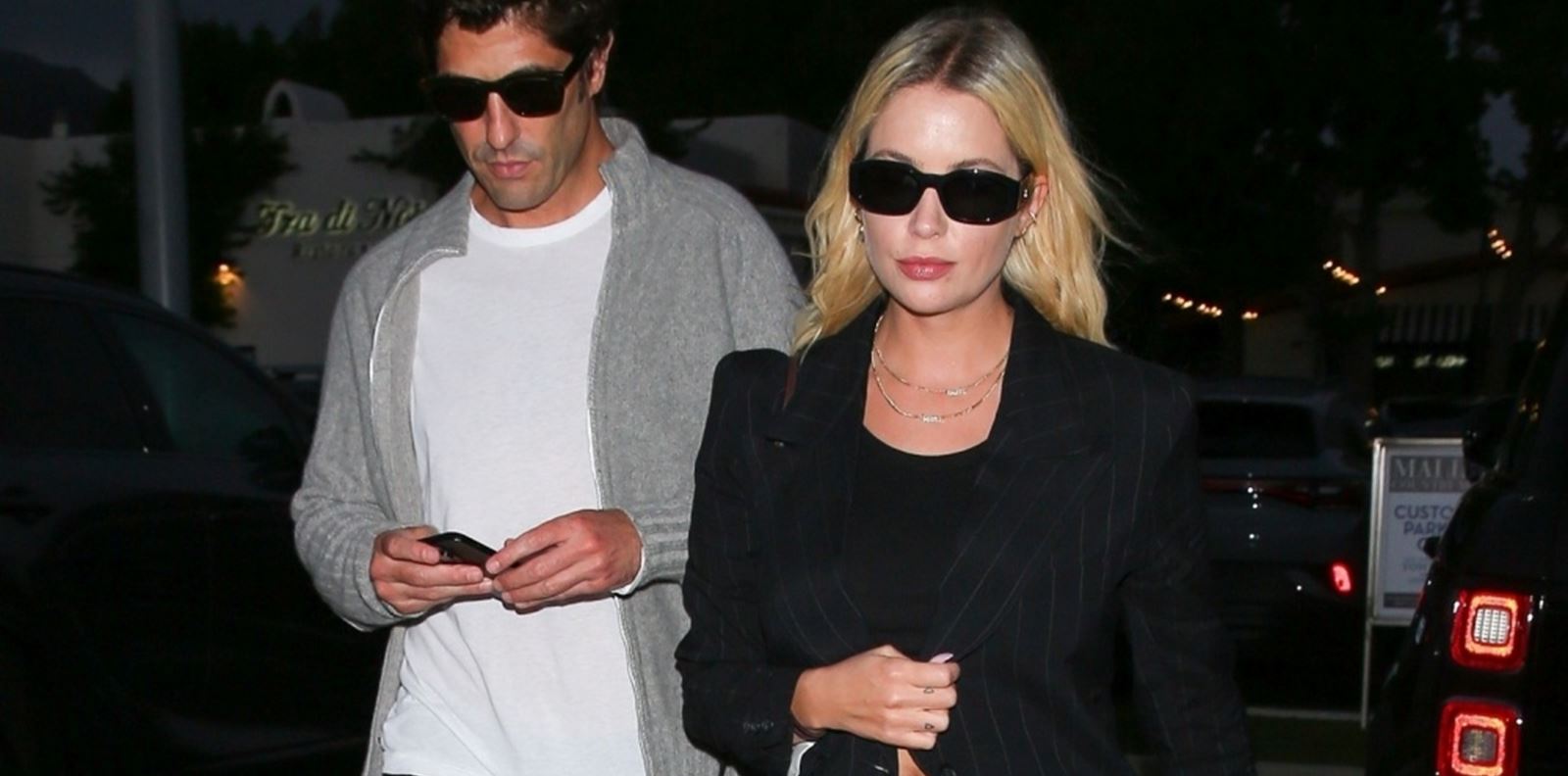 Ашли Бенсън показа бременното си коремче в гола фотосесия