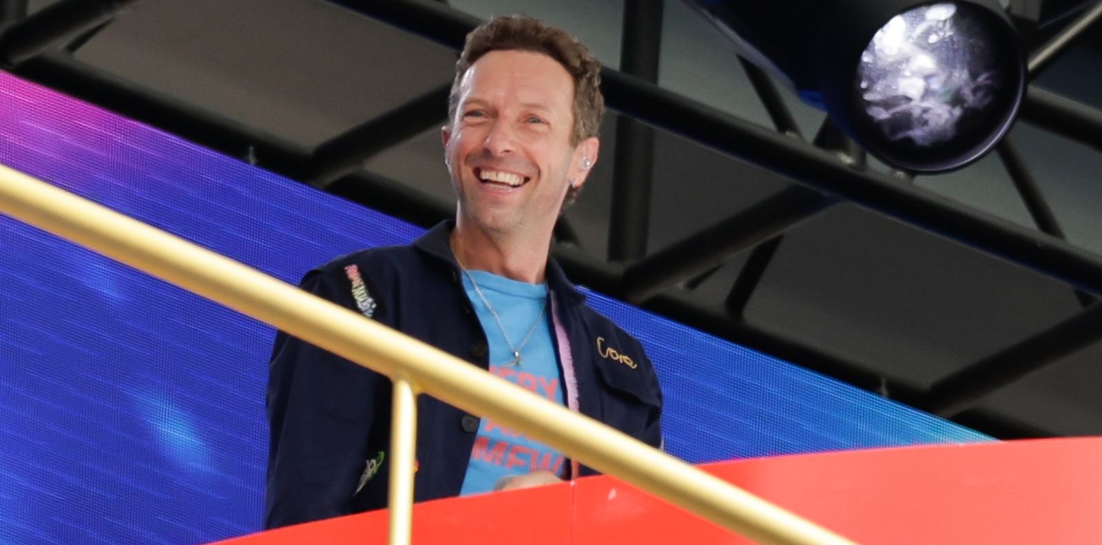 Крис Мартин хвана двойка в изневяра по време на концерт на Coldplay