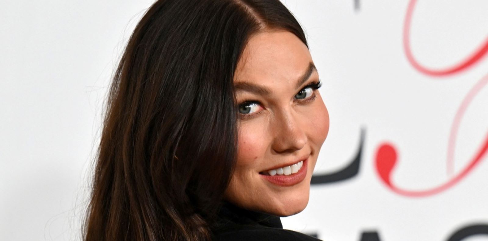 Карли Клос си купи култово модно списание