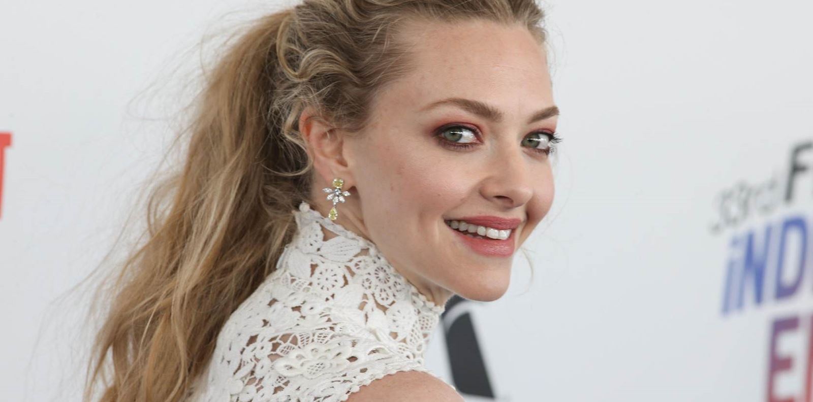 Аманда Сейфрид има страхотна кожа и ние разкрихме тайната й